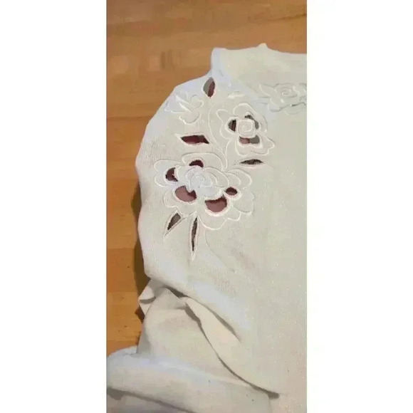 White Top Embroidered Roses Cut Out 3/4 Sleeve Bob Mackie 1990s Sz XS - Picture 3 of 12